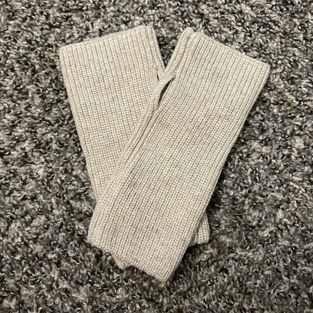 cute hand warmers with thumb hole - Picture 1 of 2